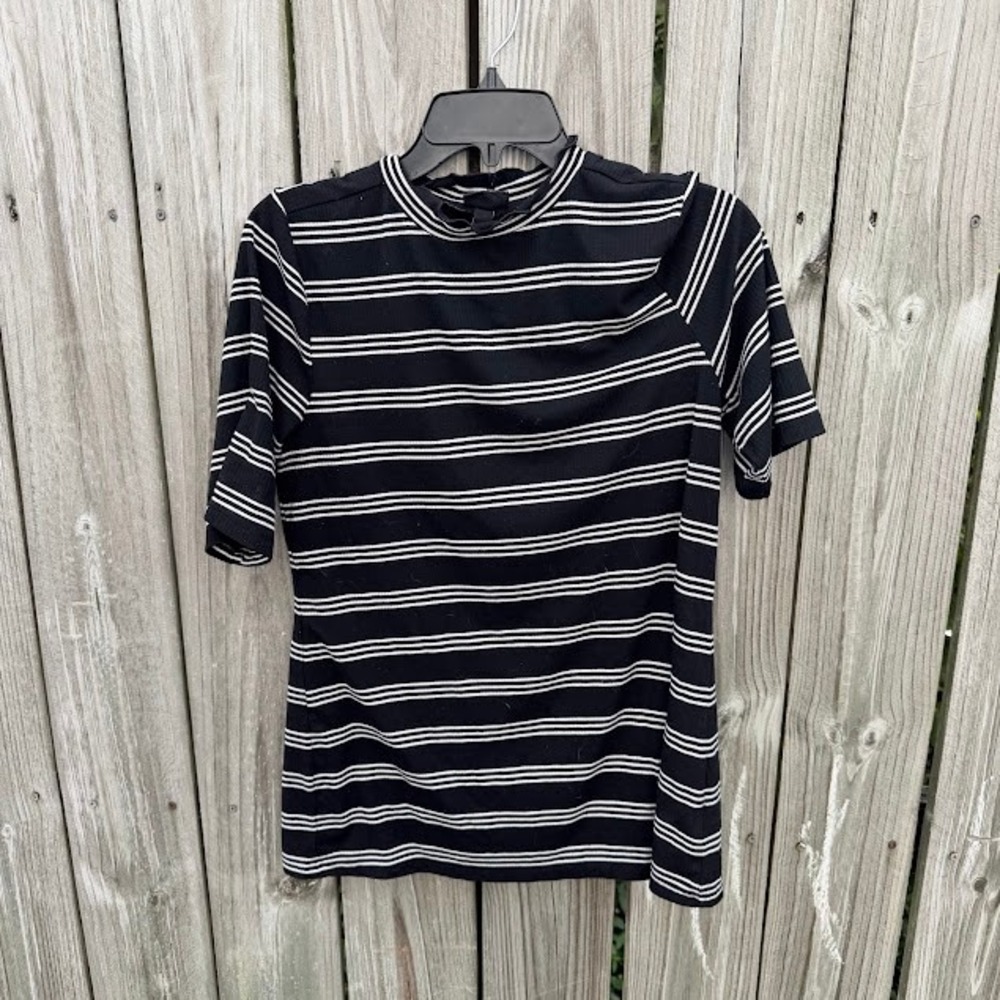 Dark Academia Preppy Torrid Ribbed Mock Neck Top Size 1 Black White Striped Tee